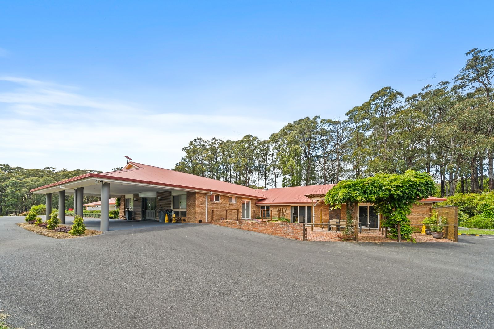 The covered entrance at the Cedarvale Victoria retreat